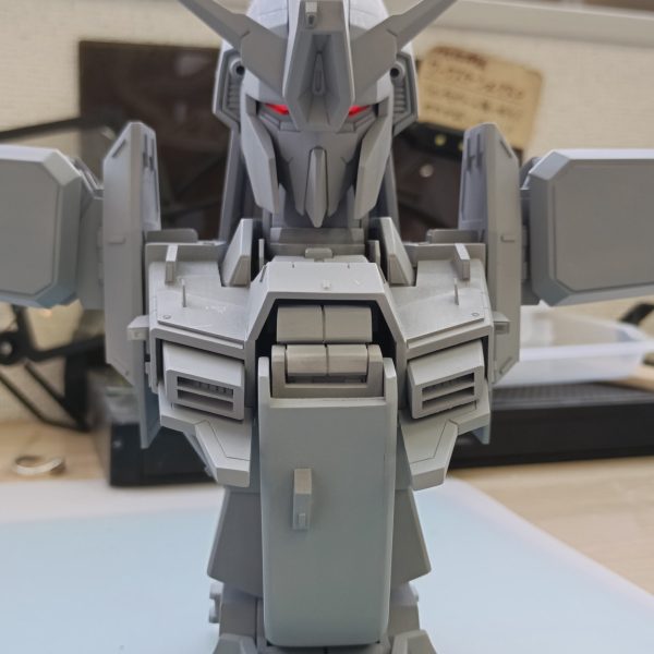 皆さんこんにちわ　(*´∀`*)ノ都内制作スペースにお邪魔しました。サーフェィサー状態です。磁石で点灯するLEDを追加、&nbsp;うーむかっこいい　(〃'▽'〃)次回は完成報告の予定です。何色になっているのかお楽しみに～(ゝω・)&nbsp;（3枚目）