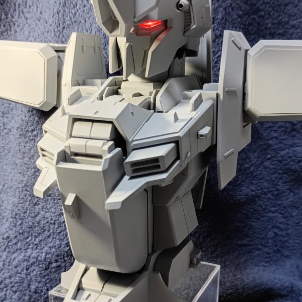 皆さんこんにちわ　(*´∀`*)ノ都内制作スペースにお邪魔しました。サーフェィサー状態です。磁石で点灯するLEDを追加、&nbsp;うーむかっこいい　(〃'▽'〃)次回は完成報告の予定です。何色になっているのかお楽しみに～(ゝω・)&nbsp;（5枚目）