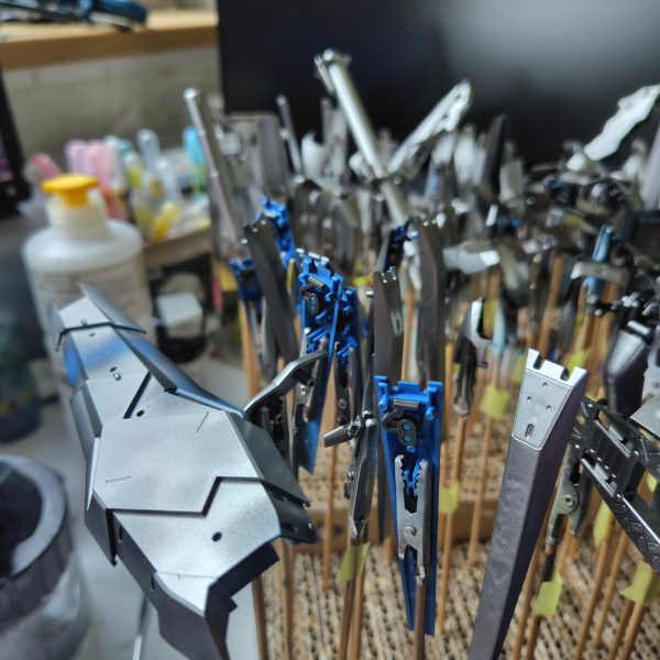 旧キットのMG &nbsp;Hi-νガンダムをチタニウムフィニッシュ風にチャレンジ中&nbsp;黒サフ1500→クレオスGGXブラック→スーパーファイルシルバーまで塗装（持ち手が足りないので白、青バーツのみ）青部分→クレオスGX103ディープクリアブルーを3回白部分→クレオスGX1クールホワイト＆GX100スーパークリアを50:50で５回（2枚目）