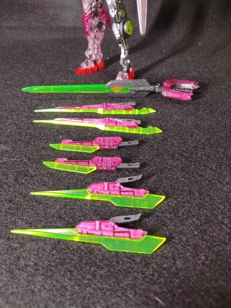 作品名：RG ダブルオークアンタ製作中<p>製作中のRG ダブルオークアンタ[トランザムクリア]です。GNソードVと各ビットを組み立てました。内側をシルバーで塗り、メカニカルコアメッキにしました。またゲート処理をし、クリアパーツには艶有りのトップコートを吹きました [&hellip;]</p>
