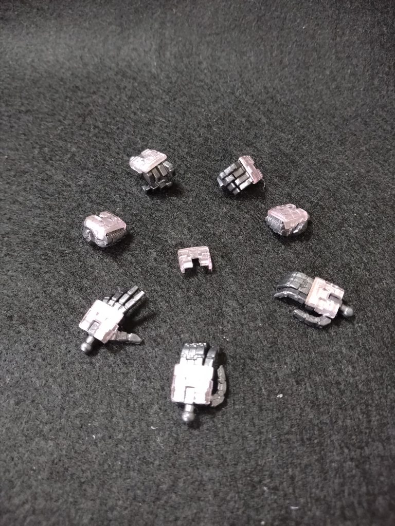 作品名：RGダブルオークアンタ製作中<p>製作中のRG ダブルオークアンタ[トランザムクリア]です。ハンドルパーツを組み立てました。 手の甲は内側をシルバーで塗り、メカニカルコアメッキにしました。 ゲート処理をし、クリアパーツには艶有りのトップコートを吹きました [&hellip;]</p>
