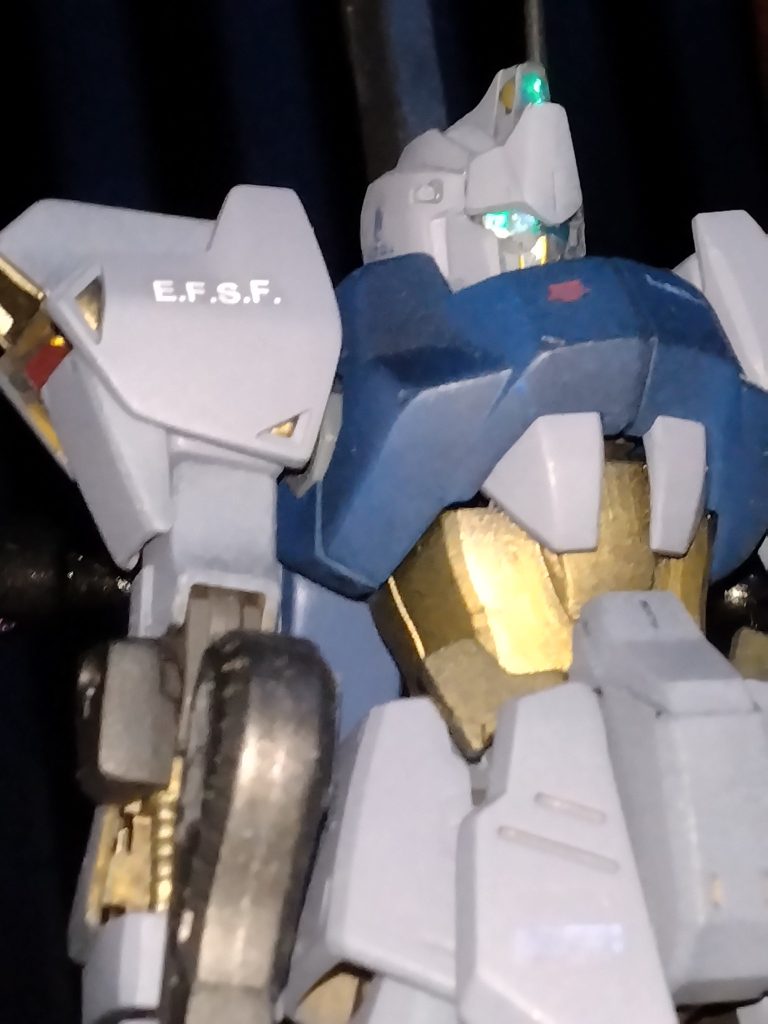 デカールを貼ってみたがなかなか上手くいかなかった。