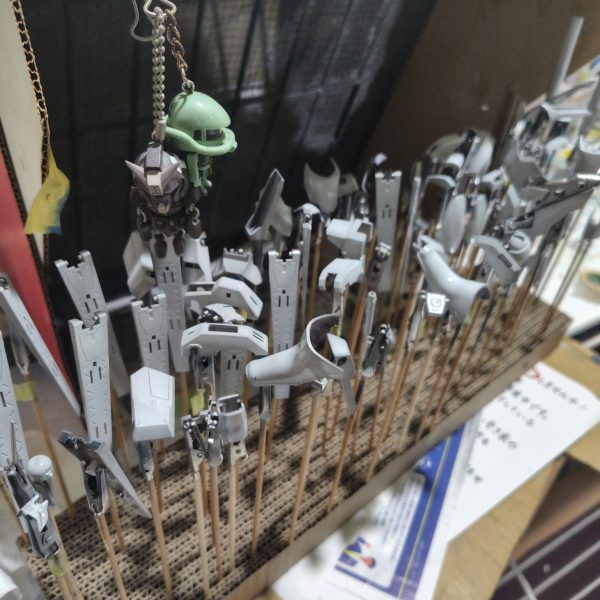 旧キットのMG &nbsp;Hi-νガンダムをチタニウムフィニッシュ風にチャレンジ中&nbsp;黒サフ1500→クレオスGGXブラック→スーパーファイルシルバーまで塗装（持ち手が足りないので白、青バーツのみ）青部分→クレオスGX103ディープクリアブルーを3回白部分→クレオスGX1クールホワイト＆GX100スーパークリアを50:50で５回（4枚目）