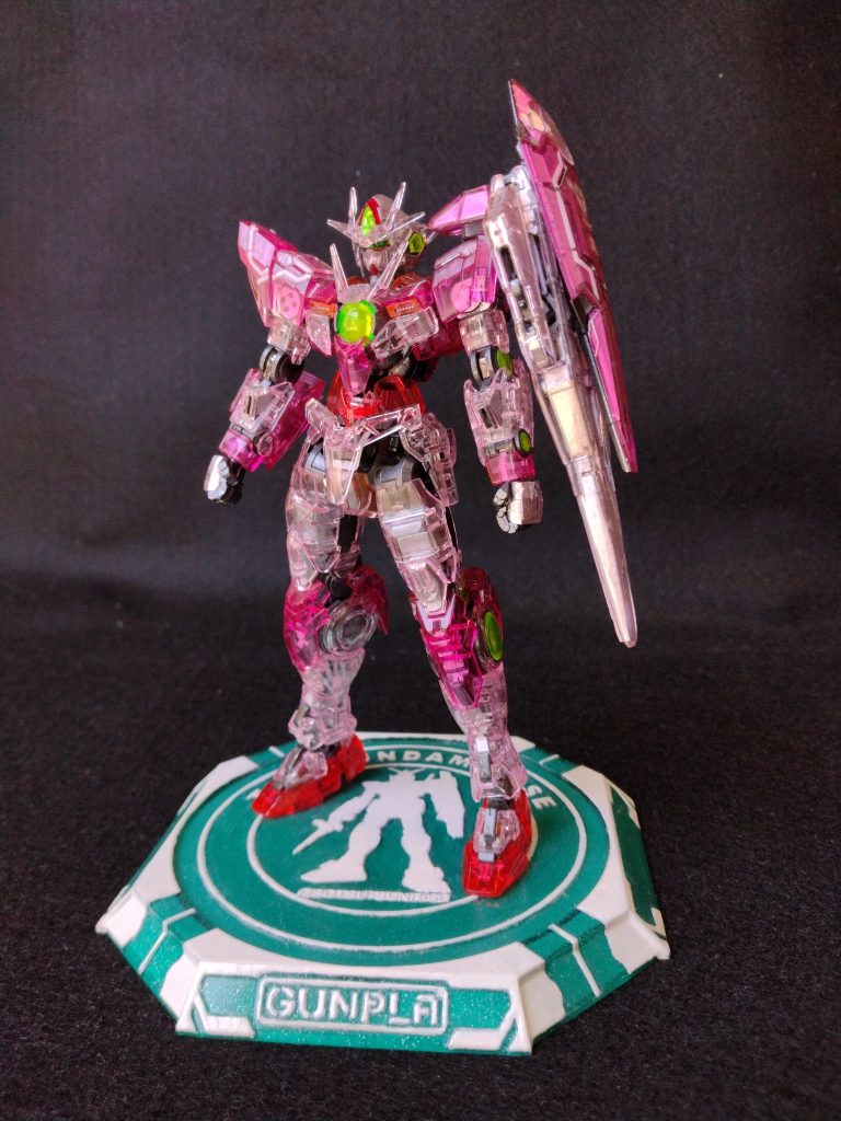 本体のクリアパーツは、表裏に艶有りのトップコート、フレームはガンメタルとシルバーで塗装しました。頭部と武装は内側をシルバーで塗り、メカニカルコアメッキ風にして、スッキリさせました。