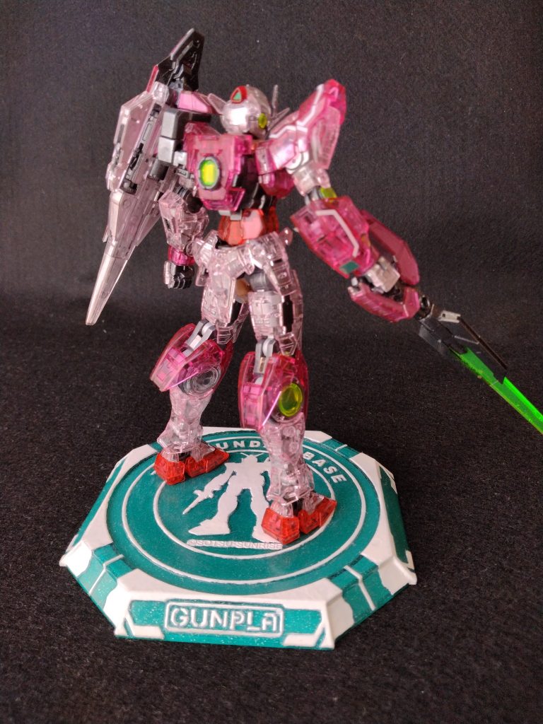 限定台座はガンダムベースのマークが目立つよう、表面は凸部を白で、裏面はシルバーで塗りました。塗って拭いてを２週間ほど繰り返しました。表面はボコボコです。