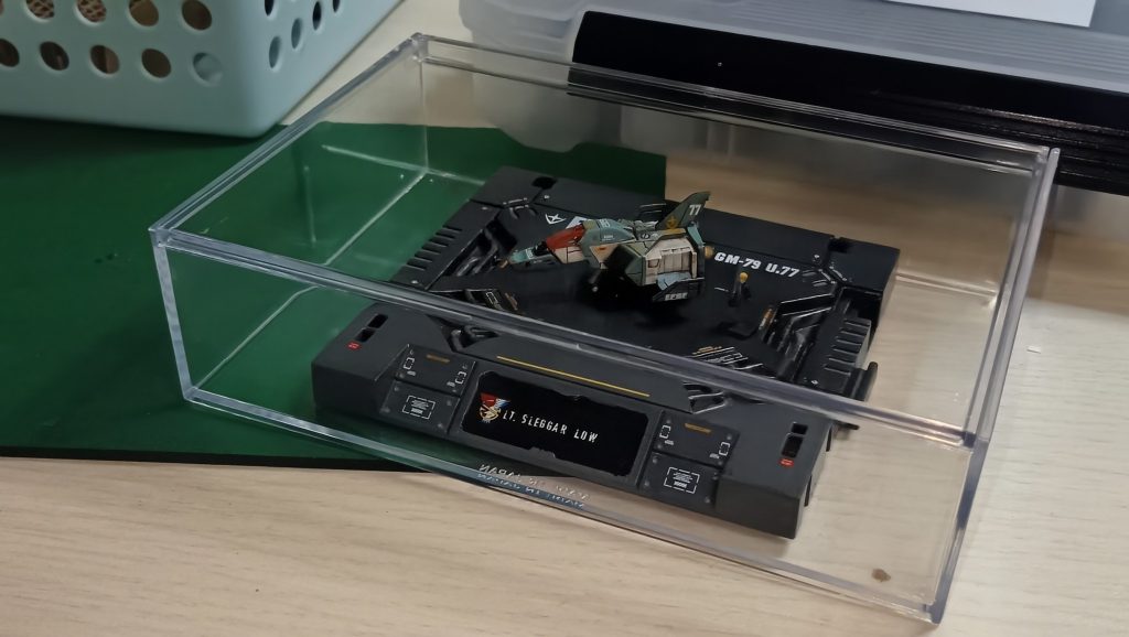 セリアで100円のディスプレイケースに本当に100円均一は凄い。(zaku-kao6)