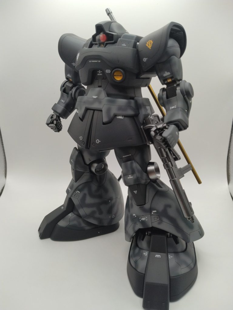 プロポーションは腰部を3ミリ延長してコクピットハッチがちゃんと開く高さにしました。全体的にもバランスが取れたんじゃないかと思います。