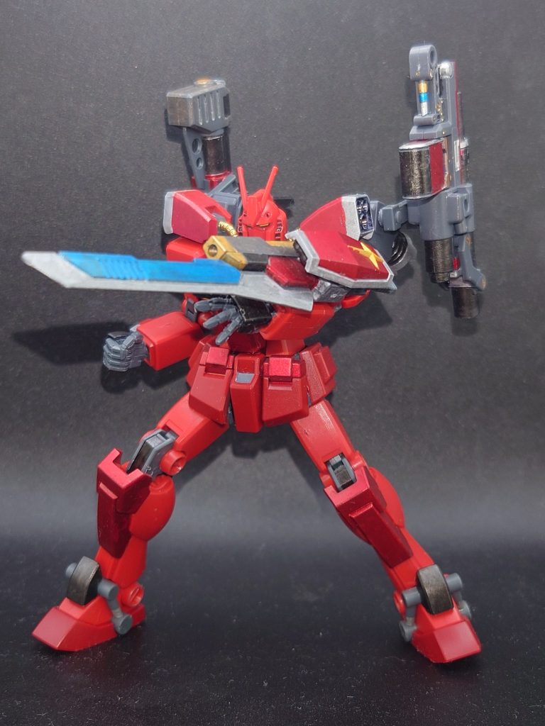 構えハンドガンのガンブレイドを腕に装備