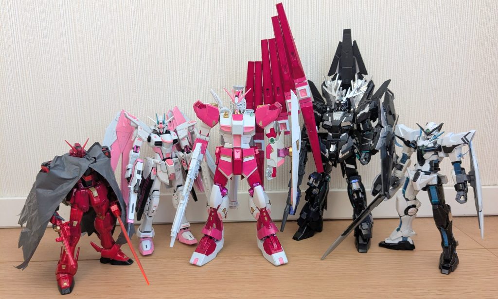 これまで作った4機と並べて１枚。こう見ると宇宙世紀0090年代のガンダム２機ってやっぱデカイんだな〜と思う１枚。そして５機並んだこの姿に大満足なショットです！&nbsp;一番最後に撮った写真なので、これだけ左前腕の色を修整してあります（笑）