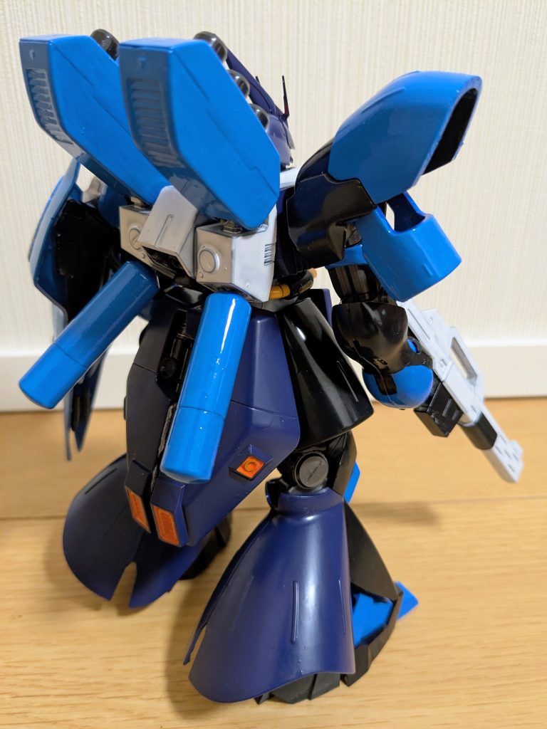 バックショットで１枚。後ろ姿は色違いのHG サザビーって感じです。下腕の水色の塗り分けが分かりやすい１枚かな。バックパックが白ってのも良いんですよね〜その中のバーニアは成形色のままにしてみました。今回は関節とバーニア関係は成形色のままです。