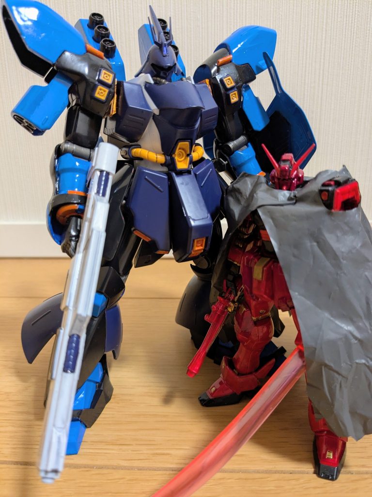 よくあるペアということで、船長クロボンと１枚。機体差がすごいですね！サザビーでかい！性能はサザビー≦クロボンなんですけどね