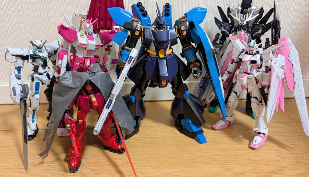 てことで、これまで作ってきた６機勢ぞろいで１枚。娘といいな〜と思って見始め、ようやっと全機そろって大満足！&nbsp;…なんですけどね、コラボ公式のXをよく見ると、コラボモビルスーツ第1弾て書いてあるんですよ…。『第1弾』ですよ！？第２弾以降もあるのか！？ってことですよ！また出てきたら作るのだろうかと思うと…色々とね…。来たるべきその時のために、今からメンタルとお財布の中身を整えておきます（笑）