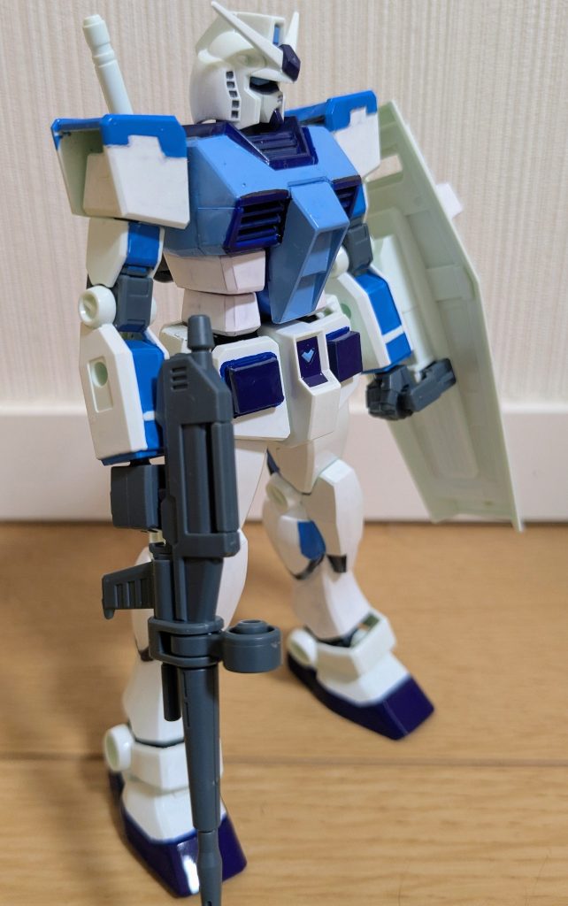斜め前から１枚。カラーレシピは以下の通りです。濃い青:ブルー（アンテナ中央、スリッパ、ダクト等元々黄色だった部分）少し薄めの青:スカイブルー（肩、腕、足のパネル部分）薄い青:ライトブルー（カメラアイ、胴体、シールド）黒:,ティターンズブルー１（腰内部、足首関節、パネルライン関係等）白:ニューホワイト（マーカー塗装。腰回り、シールド）銀:ガンダムシルバー（マーカー塗装。ライフルスコープ、バーニア内部）前回のすいちゃんとみこちで筆塗りのホワイトがなくなったので、白を…と思ったところで、少し気になっていたニューホワイトを購入してお試し。発色も良い感じでした。