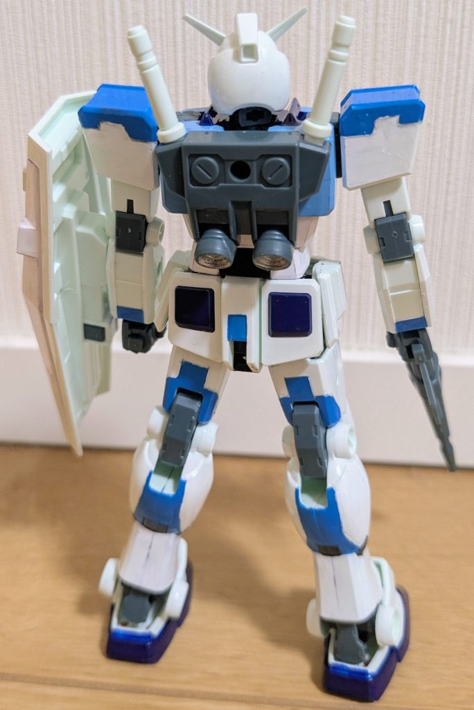 バックショットで１枚。やっぱりファーストガンダムって、まとまりのあるデザインで、どの角度から見てもカッコいいのがスゴイ！モモの裏、ふくらはぎのパネルライン分けが分かりやすい１枚です。