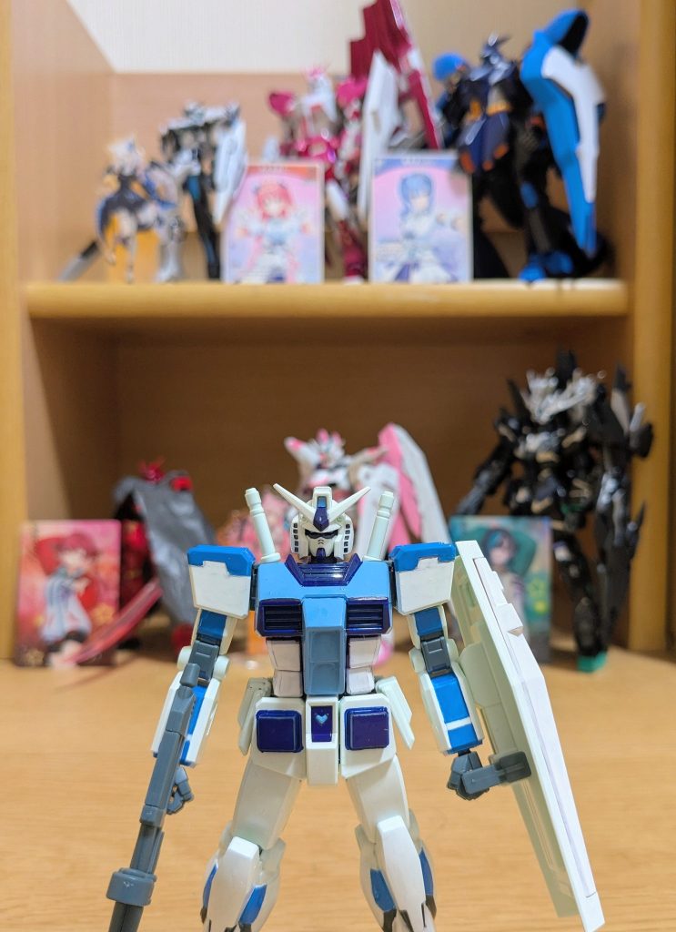過去のホロライブコラボガンダム達の展示棚前で１枚。色的にはすいちゃんカラーと被りそうで被らない絶妙な色合いって感じだな〜と、塗装しながら考えた今日この頃。