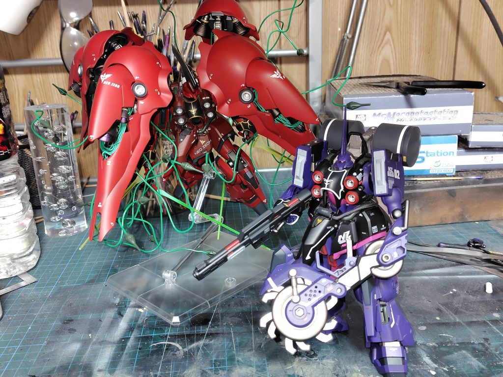 1号機とツーショット。本編で破壊されたから緑はいないんだ⋯