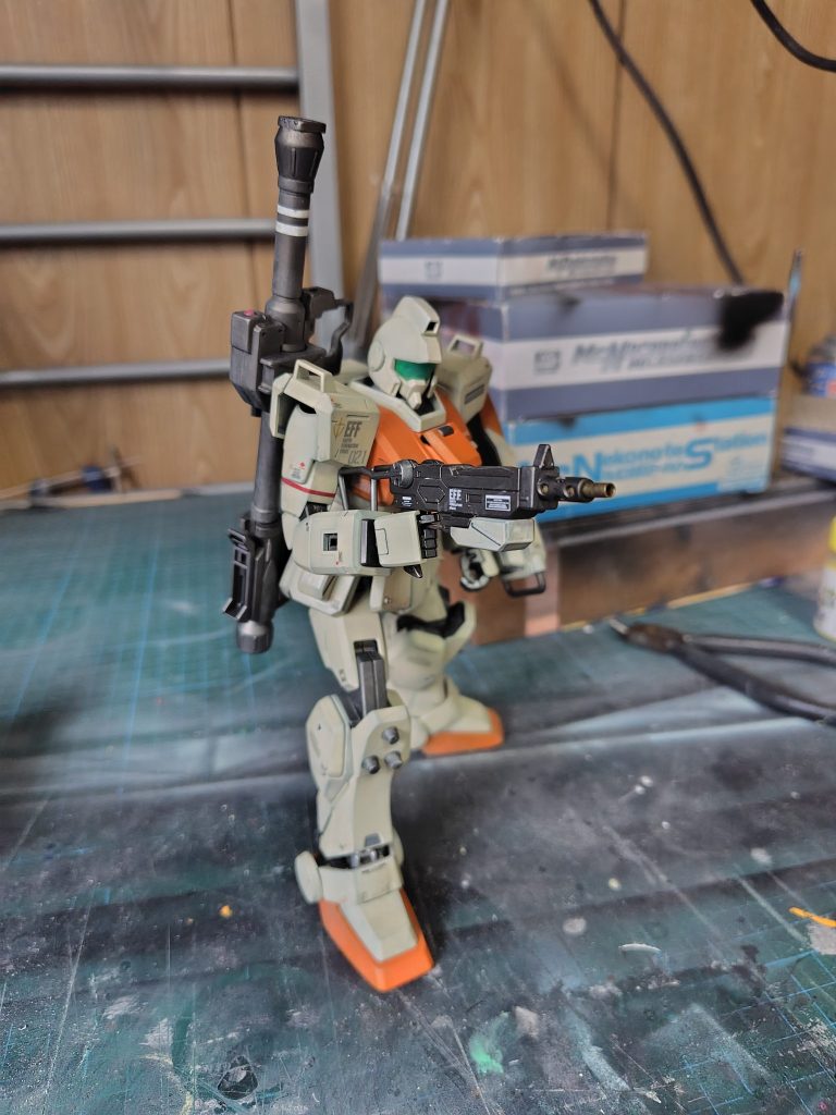 チョイ強そうジム。何回作っても良い物です。ただこいつタバコ臭ありとかいう理由で近所のリサイクル店で未組立2700円で売ってて即買いしたんですが説明書が異臭放つレベルで捨てました。どんな保管方法されてたか謎が残ります⋯。