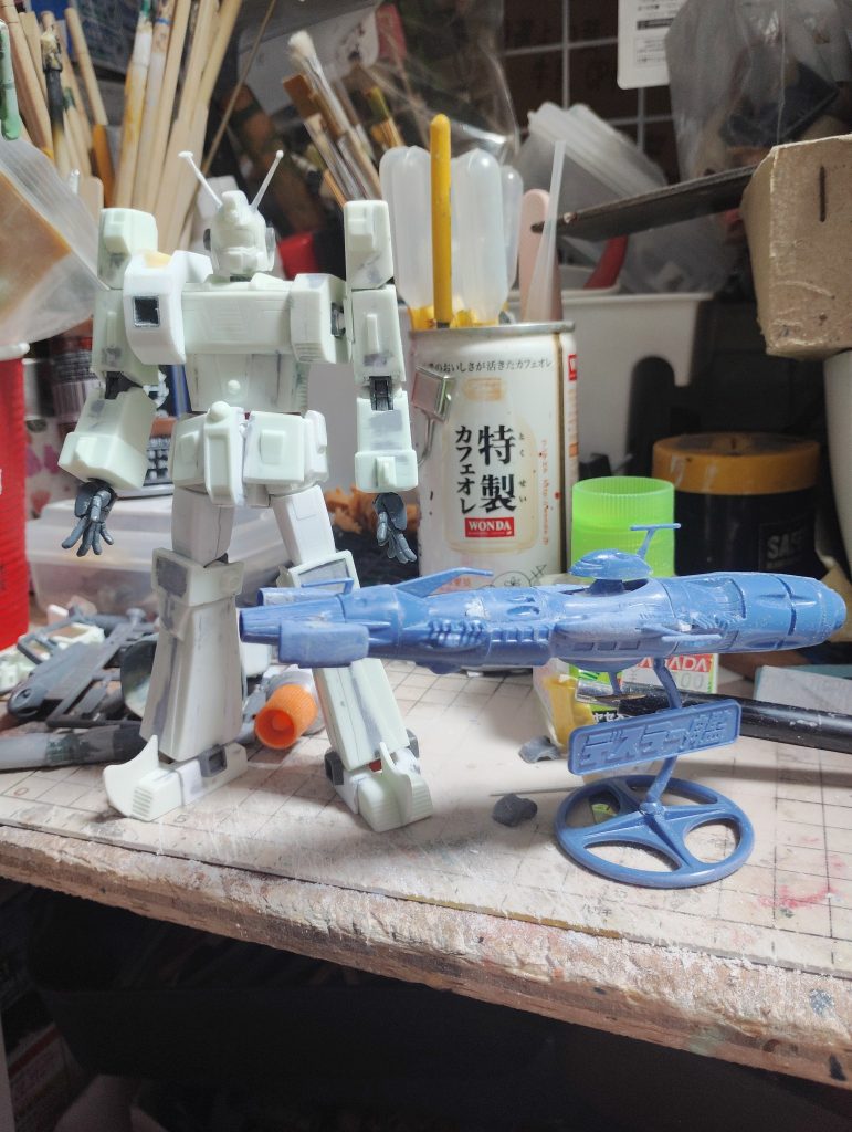 キャノン砲ジムキャノンから拝借予定でしたが、もったいないおばけが現れたので中止。余っていたガンキャノン砲とプラ板、プラ棒で作りました