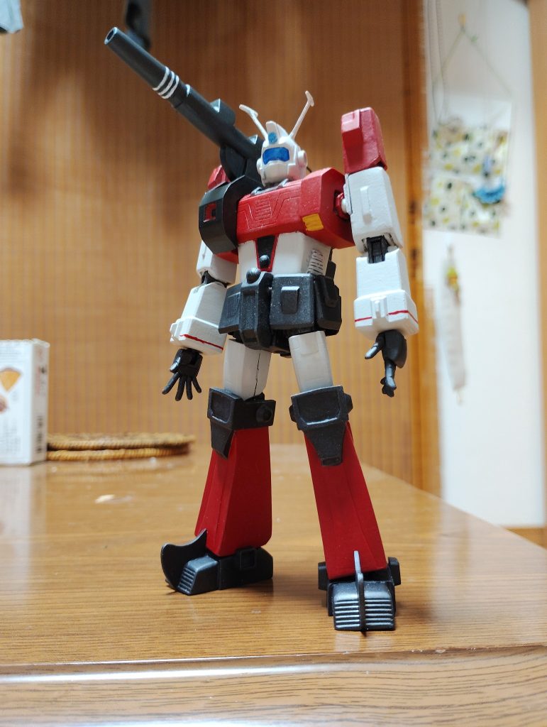 はい、いつも通りラッカー筆塗りつや消しスプレー仕上げです。カメラアイはエナメルクリアブルー