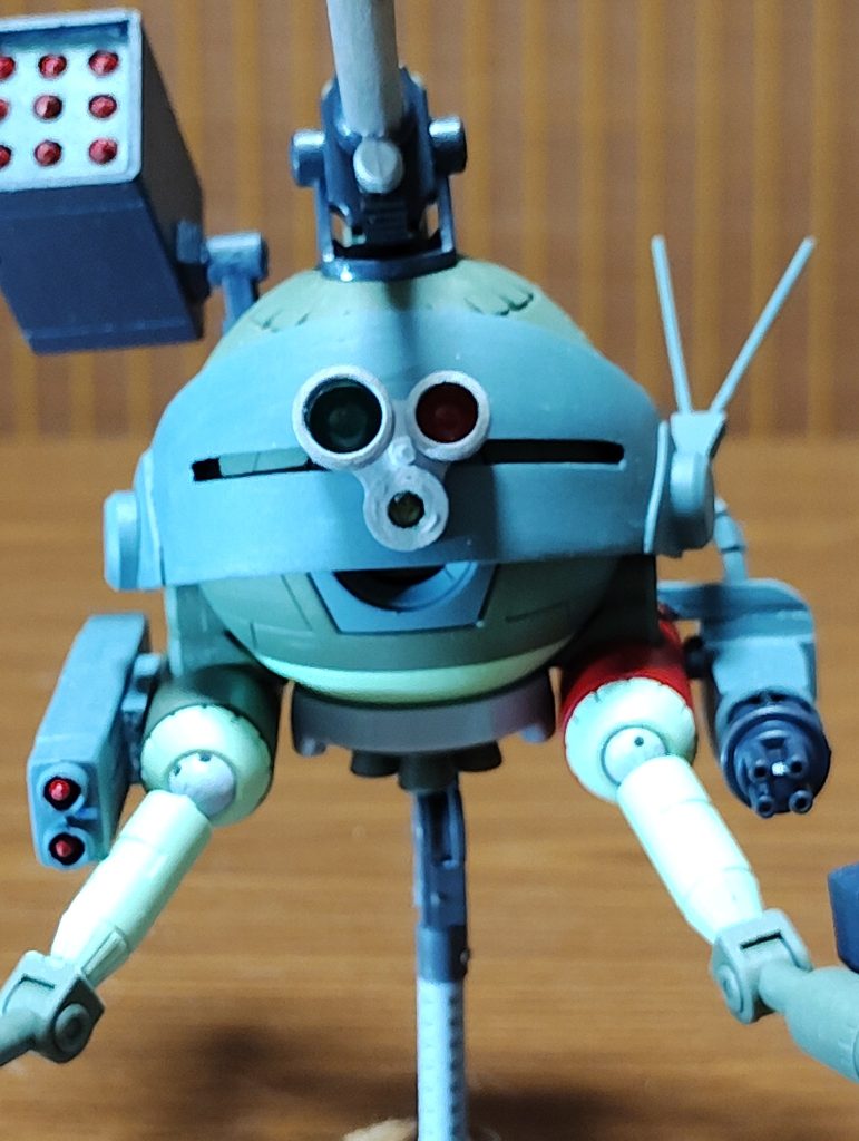 バイザー開閉ここまでしか動かなかった。パイロットは降りられません。