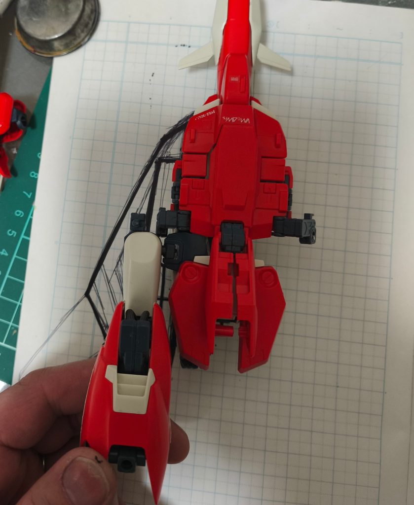 元はジャンクで売られてたMG zplusA1で、フライングアーマーを造る際、方眼ノートにスケッチをして全体像を出していきます。