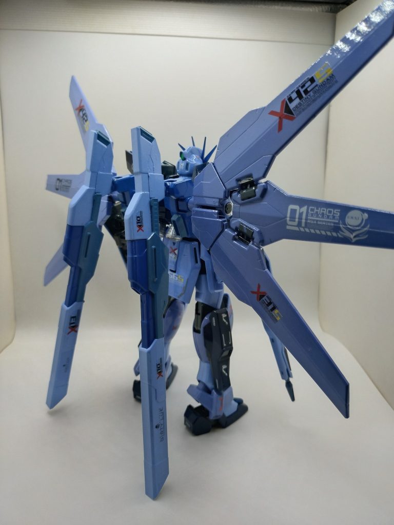 ホントは、後ろの２本のキャノンも展開したかったけど、なんせ重みで上半身が仰け反りになり、うまく自立出来ないので後ろの支え代わりに。