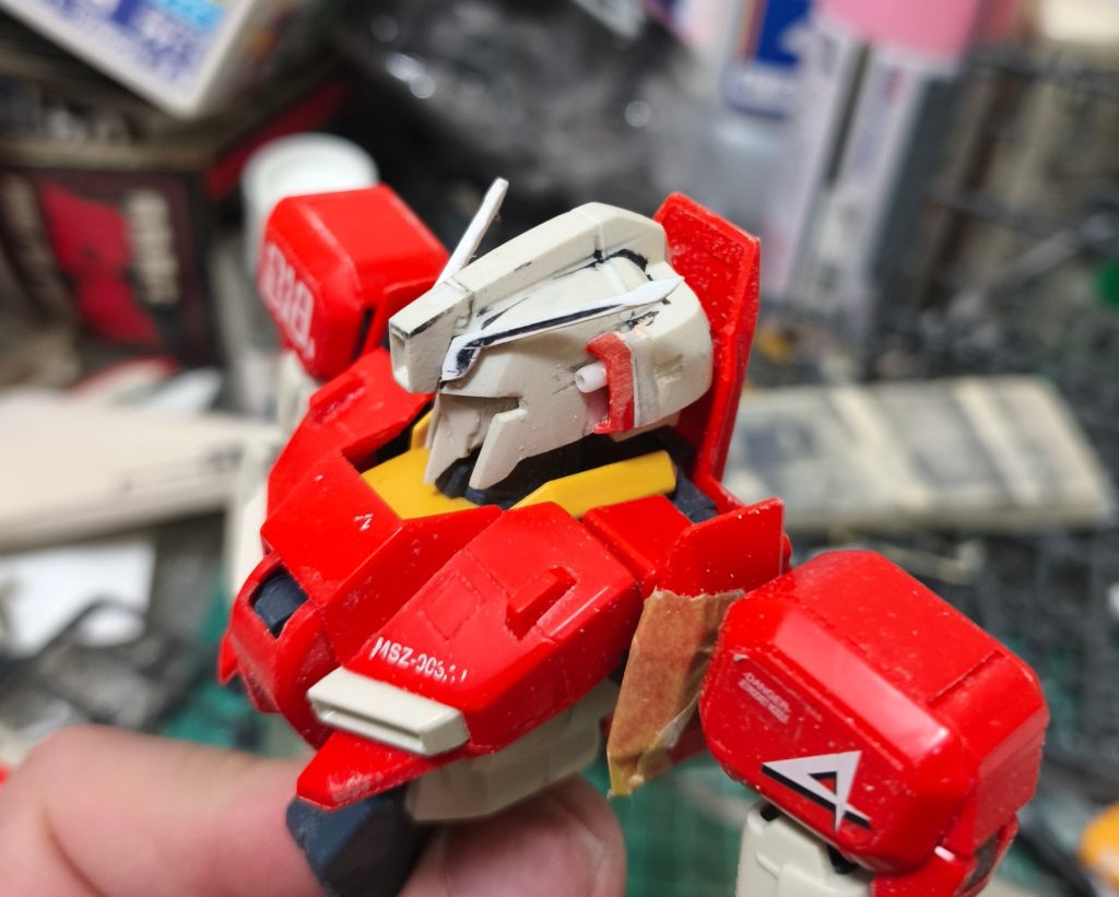 頭部は削り込みをして極力小型化。前後に長いイメージを取り込んでおります。
