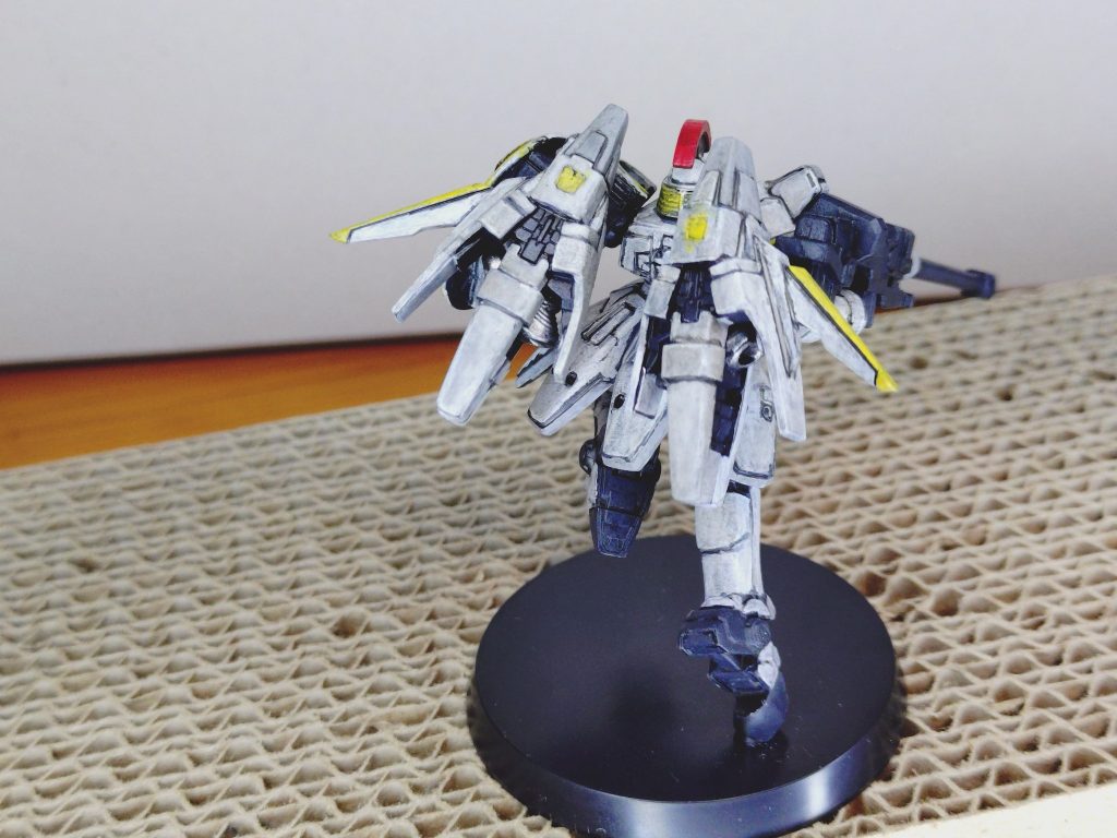 バーニアの配色はMGトールギス(EW版)を参考にしました。が、ちょっと左側の配色ミスってますね。今気づきました。最後に汚し塗装っぽくなるかな？なんて思ってシェイドブラウンを重ねています。写真だと分かりづらいけど、実際見てみると結構暗くなっちゃったかも。