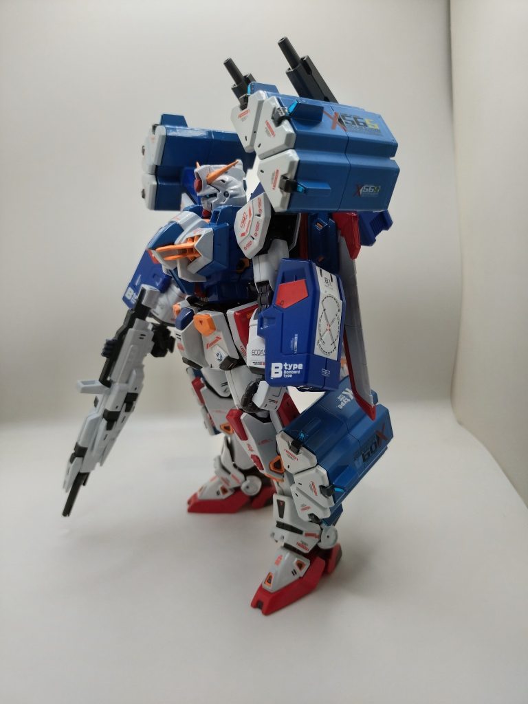 所々、色を変えてますが、基本色はジークアクスホワイト、赤いガンダムレッドで塗装してます。他は、フリーダムブルー、ハイネ専用機オレンジ。イザーク専用機スカイブルーはフリーダムブルーを少し混ぜて配合？して。関節等はダークシーグレー。