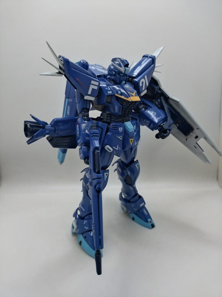 Ｆ９１にはシールドが装備されてないという事で、Ｆ９０のシールドを拝借して装備。なので、シールドのデカールは９０になってまして、場当たり装備になってます（笑）
