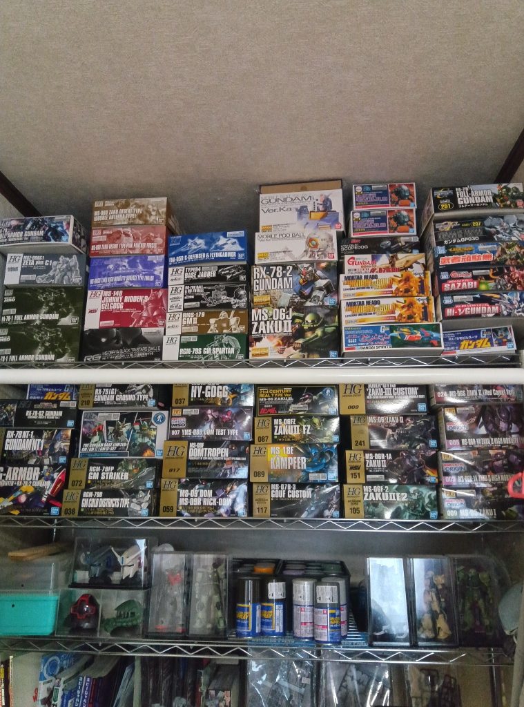ワタクシはこの棚に収まらない、積めないものは買わないというルールを決めているのですで、パチ組みは罪（積み）ではないというマイルールがあるので早速パチ組みしました（笑）まぁ、ただの逃げ道なんですがね💧ちなみにここに収まっているのは自分の好み、思い入れのあるキットが積んであります😅