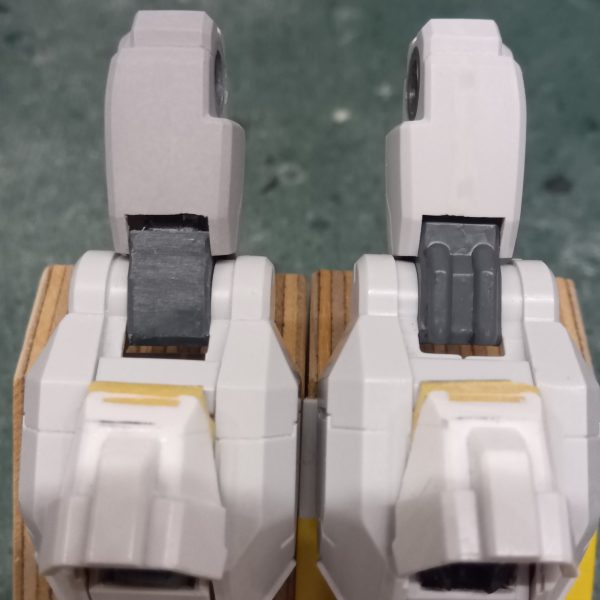 ジムクゥエルのヒザ裏部分にある動力チューブ（？）のようなモノを別パーツ化してみましたヤスリで削り落としてクルマや理科の実験で使いそうな配線コードを付けただけです👍（2枚目）