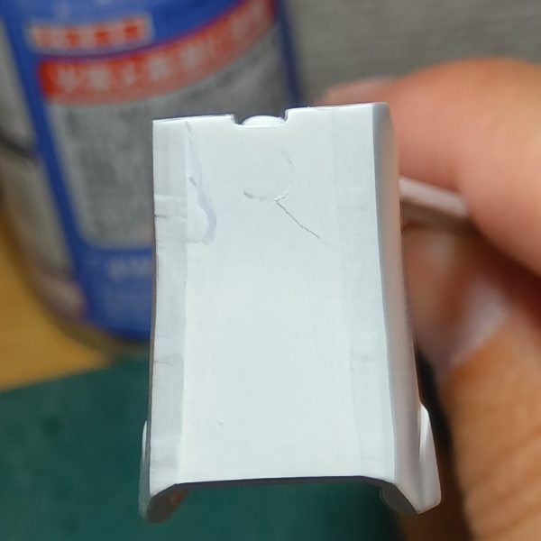 良くない知らせです………塗装の段階まできてまさかのパーツ割れ………この段階で割れるとゆーことはエナメルのスミ入れでも割れたでしょうねーあきらめてこれから復旧作業に入りますハァーまだまだ完成の道のりは長いですねぇ😰（2枚目）