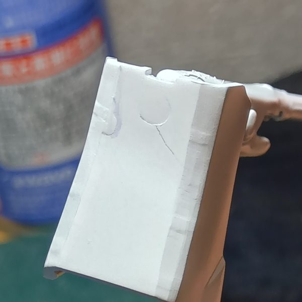 良くない知らせです………塗装の段階まできてまさかのパーツ割れ………この段階で割れるとゆーことはエナメルのスミ入れでも割れたでしょうねーあきらめてこれから復旧作業に入りますハァーまだまだ完成の道のりは長いですねぇ😰（3枚目）