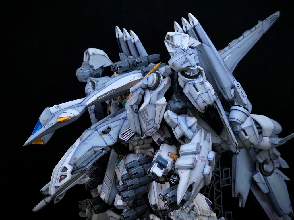 いや～ずっと見てても飽きないですわ～(*^^*)グレーカラーな機体って兵器感もあり、汚しも生きてきて、テンションあがる機体でございます！！&nbsp;ポロリが少し気になったので、フライトフォームは見送りです(笑)ポージングもそこまで出来ないかんじだったので、最後に、サブアーム・ビームサーベルで終了です(///ω///)♪(笑)