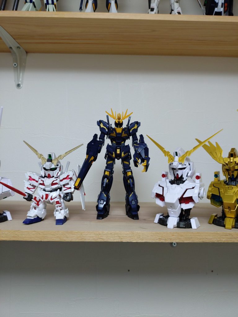 折角なので部分塗装したバンシィも最近ガンプラ熱がちょっと下火だったんですが、推しのVTuberさんの兎田ぺこらさんがガンダムにハマり、ガンプラにもハマってくれてユニコーンやシャアザクを配信しながら楽しそうに作ってるのを観て、ガンプラって楽しむのが一番だよなと思い出すことができました。凝った作品も作るかもしれませんが、私自身楽しみながら今後もガンプラライフを楽しみたいと思います。