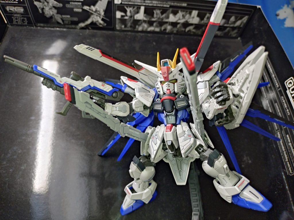 ハイマットフルバースト！全兵装一斉発射って、なんか闇雲なパワープレイな感じなんですが、キラは的確に撃ち抜き行動不能にとどめるあたり、スマートさを感じますね。