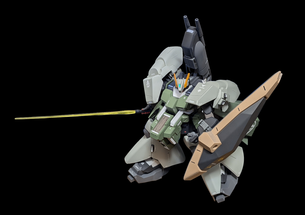 以下製作について「ぱっと見でヘイズルとわからない」をテーマに作成しましたキット化されてないゲルググⅢの装甲や武装はほとんどサザビーと同じなのでHGサザビーから多くパーツを使用設定や背景を守るために使用パーツはくろうさぎの夢に登場してもおかしくないものに絞りました使用キット・ガンダムTR-1 ヘイズル改・ガンダムTR-1アドバンスドヘイズル・ガンダムTR-1 ヘイズル改 イカロスユニット装備・クルーザーモード用ブースター拡張セット・バイアラン・サザビー・ガザC・メッサーF01型・ガンダムエース付録 ロングライフル