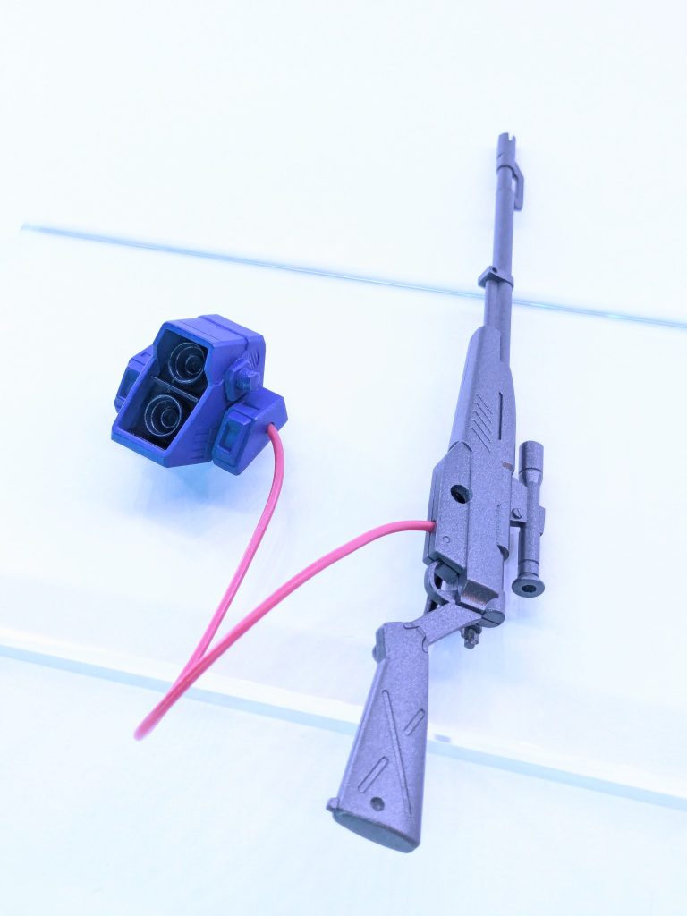 バックパックはスナイパーライフルをマウントできるように加工。線は壊れてしまった100均のイヤホンを再利用しています(gandam-hand2)
