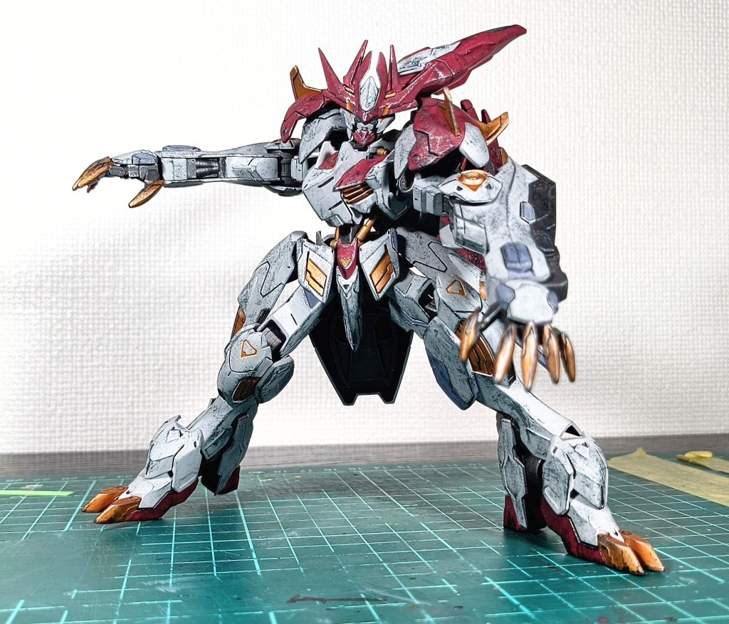 HGバルバトスルプスレクスをベースに、アメイジングルプスとキマリスヴィダールのパーツをミキシングしています。頭部アンテナはアメルプスの物にレクスのアンテナを切り貼り、肩は丸ごと変更、腕関節にキマヴィの肩パーツを切り貼り、腰部前方にレクスの物を付けれるように加工して取っ替え。