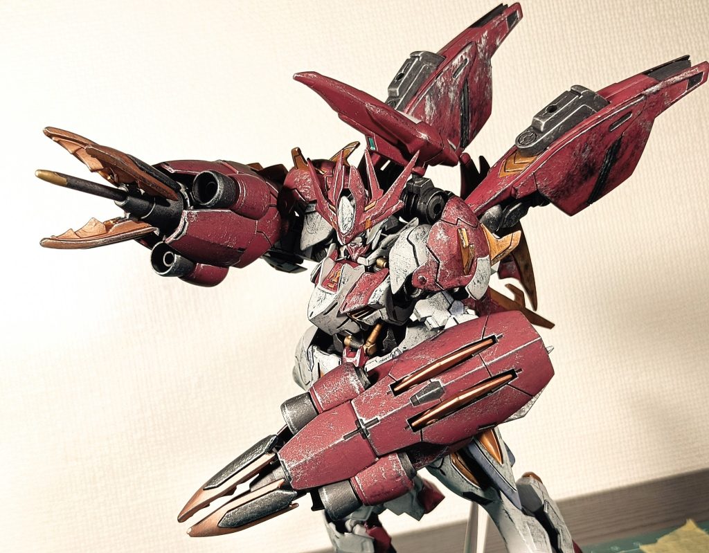 ガントレットには特殊kpe弾ことダインスレイヴを装填出来るようになってます。原理的にはバスタードチョッパーよろしく火薬式ダインスレイヴとして運用するんじゃないかなと妄想。今回は写してませんが、ヒートロッドも塗ってあるので近距離戦の択はそれなりに多いっすよ。(gandam-hand2)