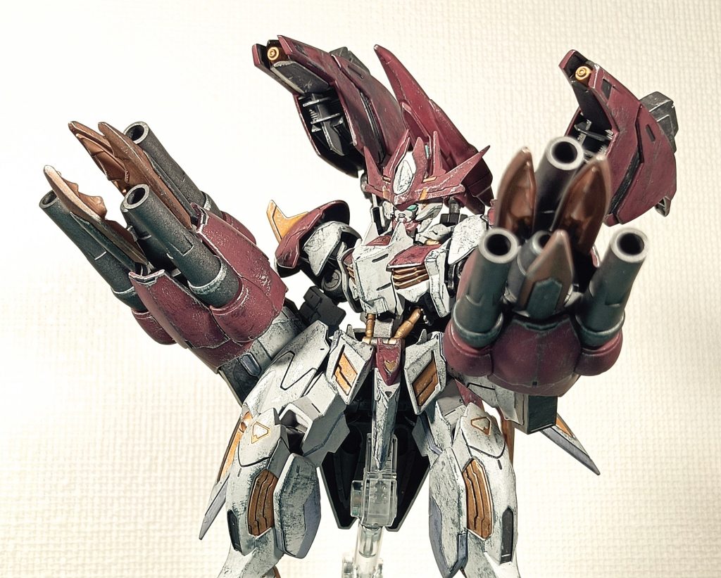 伸縮銃口とブースターのレールガンで制圧射撃も可能！？(zaku-kao10)バックパックに乗っているハシュマルのAiを参考に制作された戦闘サポートAi「刃朱丸(仮)」がロックオンなりテイルブレードの制御なりやってくれるでしょう(gundam-kao8)