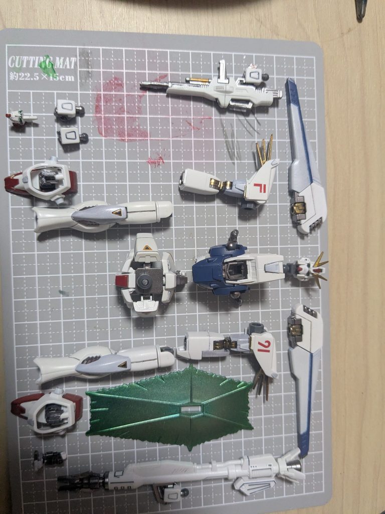 組み立てる前の写真になります。ビームシールドはメタリックグリーン系の色を2色、中央部に少しシャインシルバーを使ったグラデーションになります。以上です！見ていただきありがとうございました！(gundam-kao6)