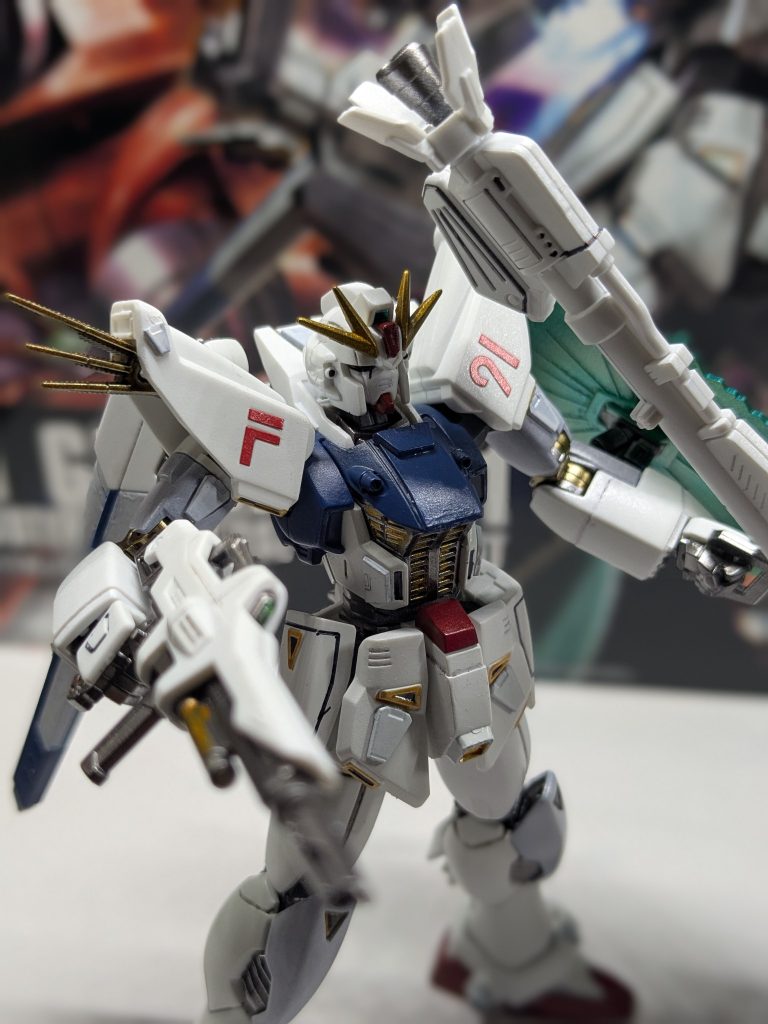 他社製のゴールドのメタリックマーカーみを使ってシールで貼るとされる三角のディテールに塗って見ました。また、コトブキヤのディテールパーツを全体に使い、プラバンをつかって胸部を改修したりしました。
