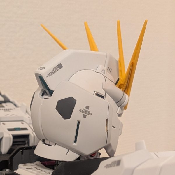 ついに頭部が完成しましたー！顔が出来上がったことで、正面のみですが本体完成となりました。クリアグリーンの裏にシルバー塗ったことでセンサー部の発色が思った以上に良くなってて満足です！分かり辛いですが、側頭部のメタリックシール部もグリーンに塗ってみましたが、光の反射具合でさり気なく主張してくれてます。外装のアンテナ取り付けるまで、ゴールドパーツが表裏逆になってることに気付きませんでした笑次はバックパックを作ります。（2枚目）