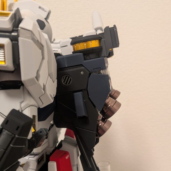 バックパック完成真ん中の補助アームはちゃんと塗装しておけばよかったと少し後悔バズーカをマウントすれば見えなくなるけど、、、これで本体が完成！残ってるランナーは全部武器なのか！？説明書のページも残り僅か。楽しみます。（2枚目）