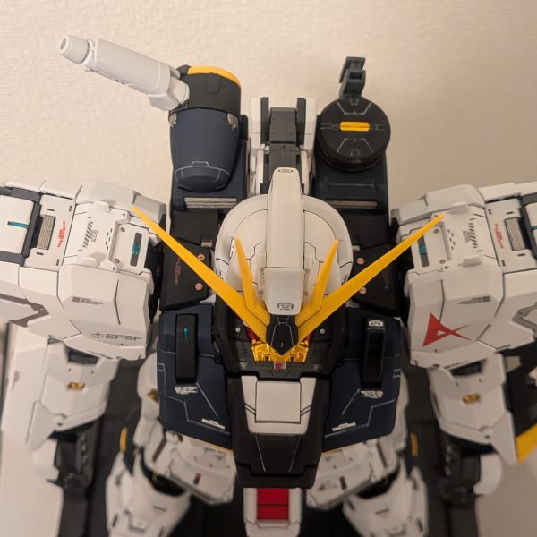 バックパック完成真ん中の補助アームはちゃんと塗装しておけばよかったと少し後悔バズーカをマウントすれば見えなくなるけど、、、これで本体が完成！残ってるランナーは全部武器なのか！？説明書のページも残り僅か。楽しみます。（3枚目）