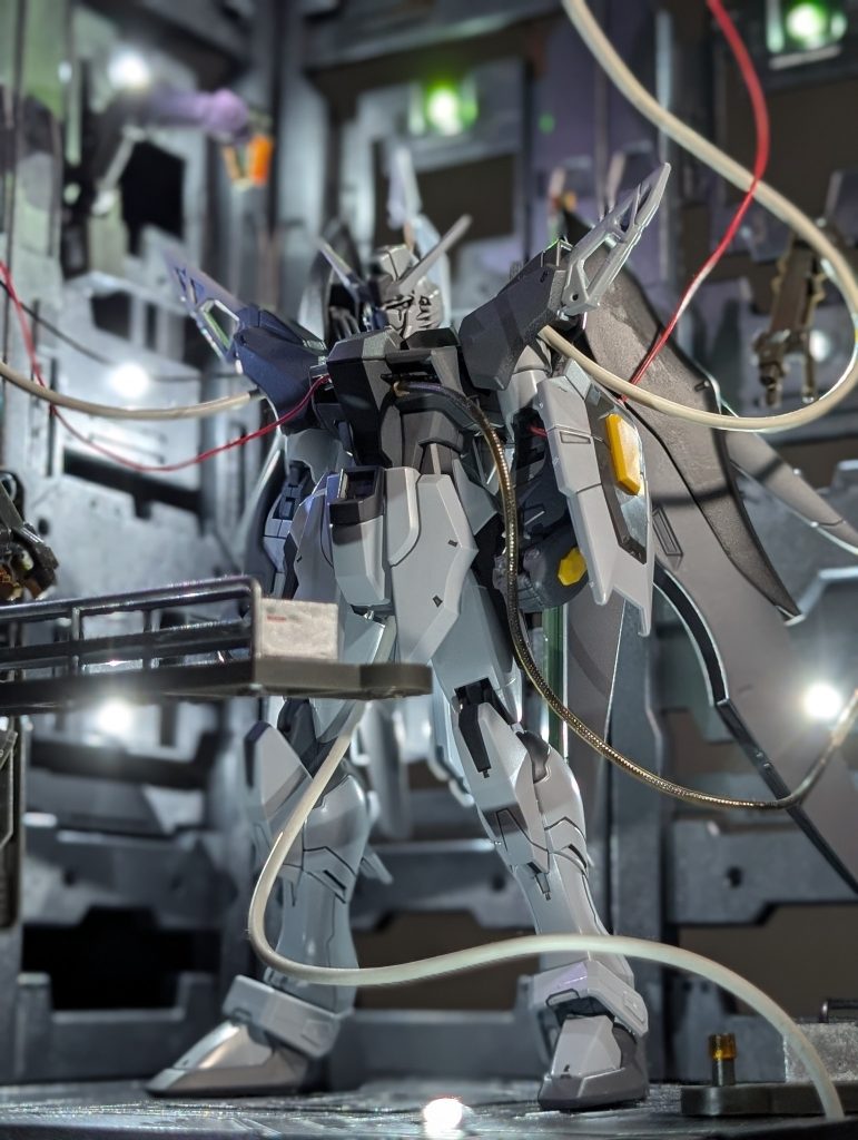 格納庫とディアクティブモードのデスティニーです経緯としては以前組んだデスティニーとゼウスシルエット分があったので分身にするかディアクティブモードにするかで悩み分身にするなら3機は欲しいのでディアクティブモードにしました！