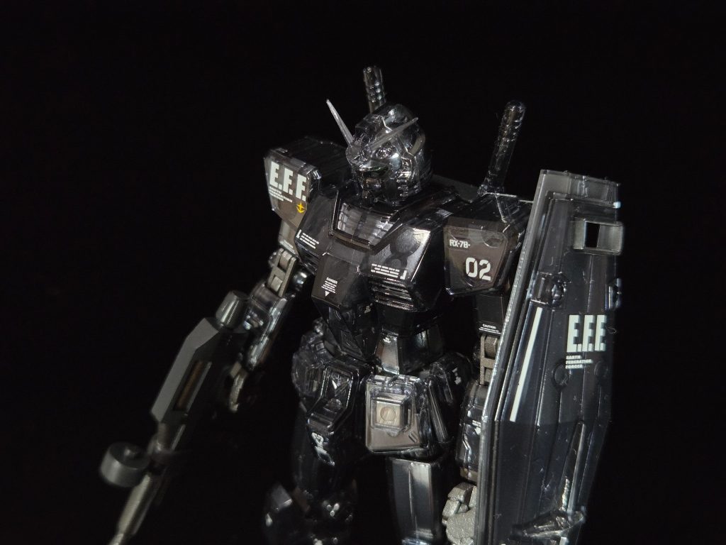 元のキットがクリアガンプラでしたので、よく見るとパーツ内部のジョイント穴などが見えます。