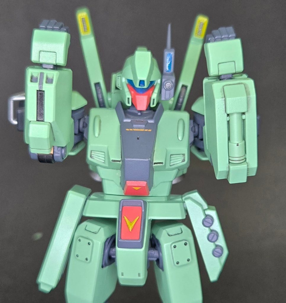 両腕もアシンメトリーに腰のビームサーベルラックを移植してνガンダム要素を、反対は2連装ダミーバルーンランチャーって設定にしてますちなみに、しれっと腰のミサイルポッドは換装出来ます。
